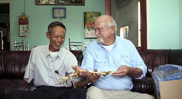 Dr Sam Axelrad, right, hands over arm bones belonging to former North Vietnamese soldier Nguyen Quang Hung. Pic: AP